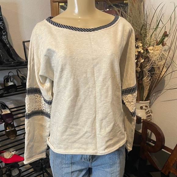 💙M Hem & Thread Top - Picture 2 of 8